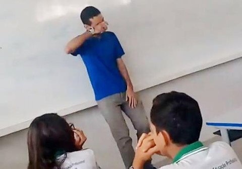Thầy giáo nghèo bật khóc trước món quà ý nghĩa của học trò