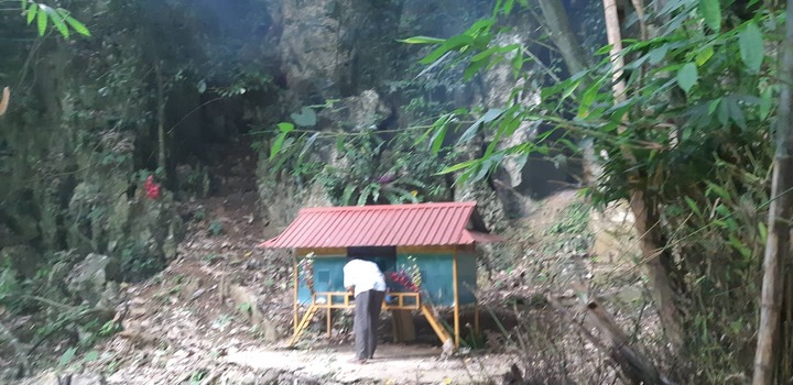 Cục vàng lấp lánh trong rừng và kỳ lạ cửa hang không phá nổi