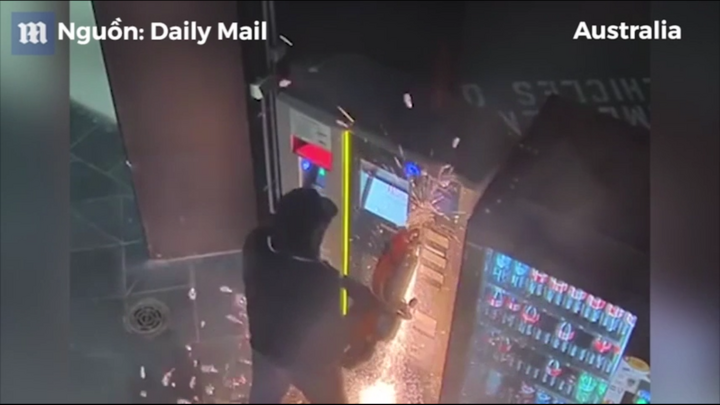 Clip: Đang cưa cây ATM trộm tiền thì bị phát hiện