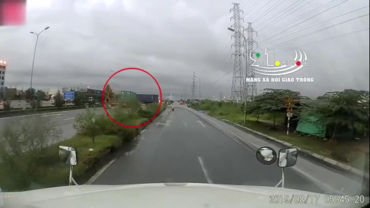 Clip: Xe container phóng kinh hoàng, lao thẳng sườn xe khác trước cổng cảng Tân Vũ