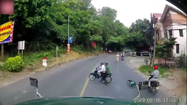 Clip: Xe máy bỏ chạy khi thấy CSGT khiến tài xế container phanh 'dúi dụi'