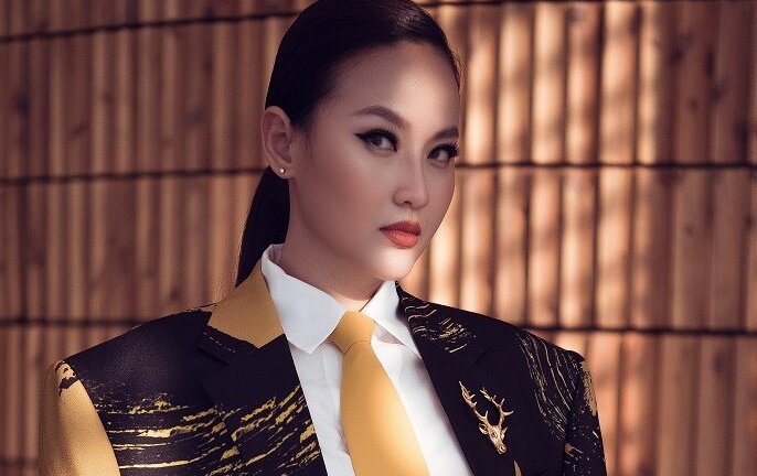 Hoa hậu Khánh Ngân diện vest, khoe vẻ đẹp cá tính