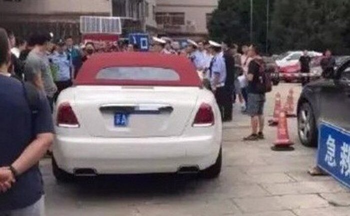 Bắt giữ tài xế đỗ xe sang chắn cổng bệnh viện