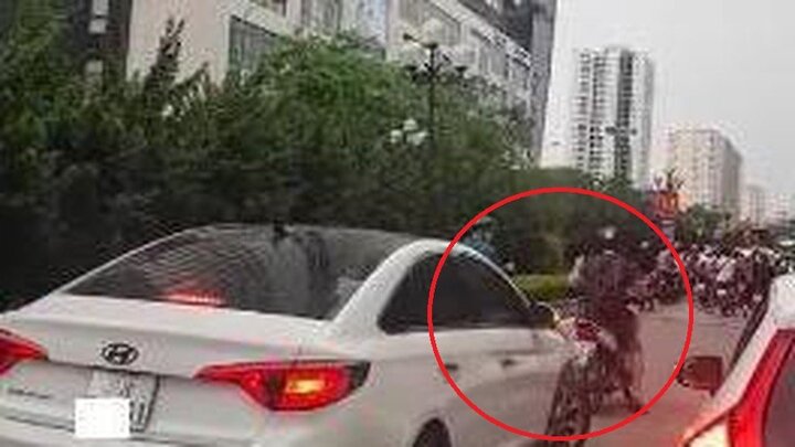Clip: Người đàn ông nước ngoài chặn không cho ô tô đi vào đường BRT ở Hà Nội