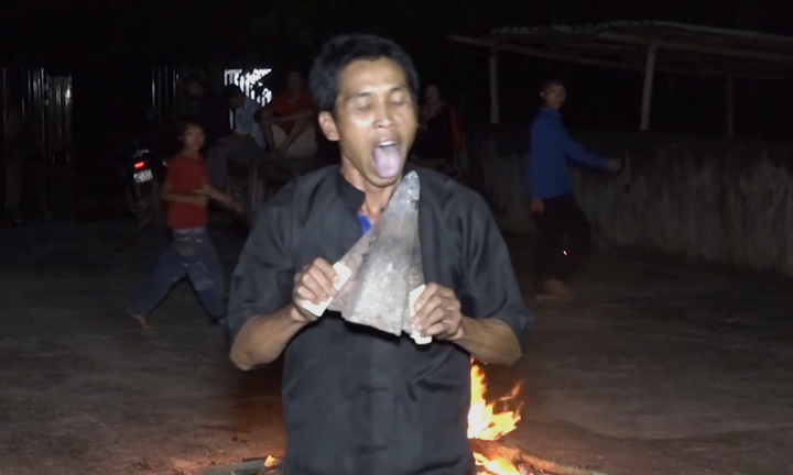 Video: Người đàn ông liếm lưỡi cày nung đỏ để xua đuổi tà ma ở Hà Giang