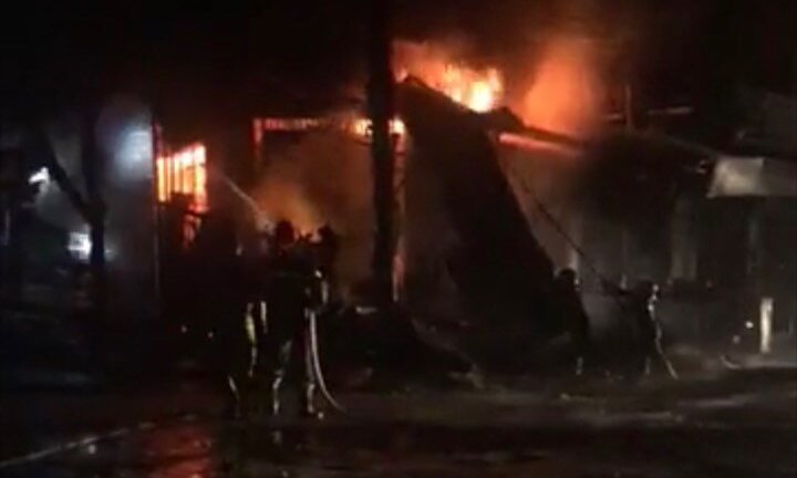 Gần 100 người cứu hỏa 2 căn nhà bốc cháy lúc nửa đêm ở Đắk Lắk