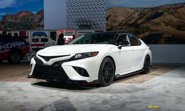 'Soi' Toyota Camry TRD 2020 giá hơn 700 triệu đồng