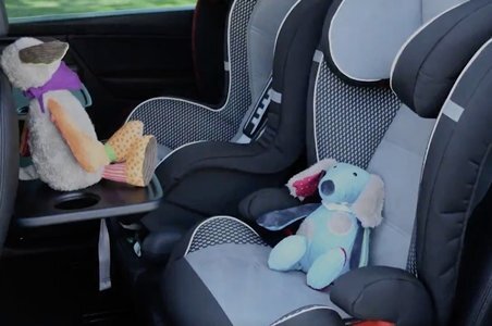 Bé gái 5 tháng tuổi bị mẹ bỏ quên trên xe ô tô gần 1 giờ đồng hồ sống sót thần kỳ