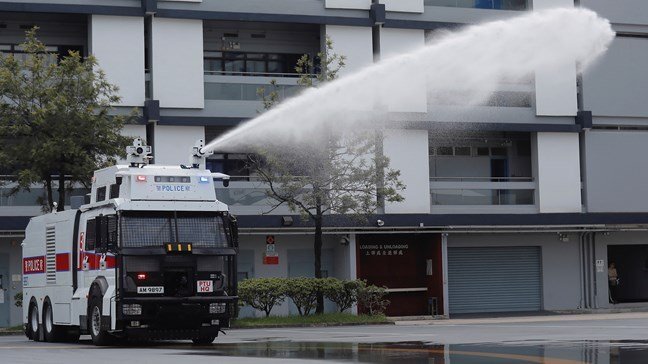 Hong Kong lần đầu sử dụng vòi rồng giải tán biểu tình
