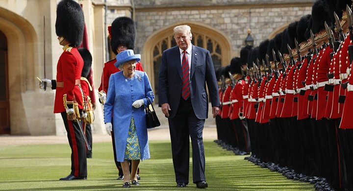 Nữ hoàng Anh nói trực thăng của Tổng thống Trump hủy hoại bãi cỏ trước điện Buckingham