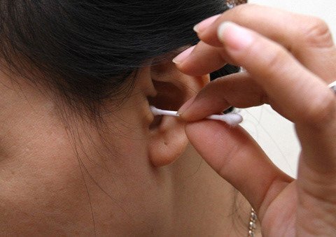 Ngoáy tai ngoài tiệm, người đàn ông bị sùi mào gà trong lỗ tai