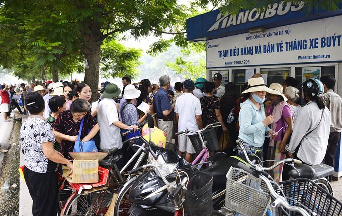 Clip: Người Hà Nội chen chúc làm thẻ xe buýt miễn phí