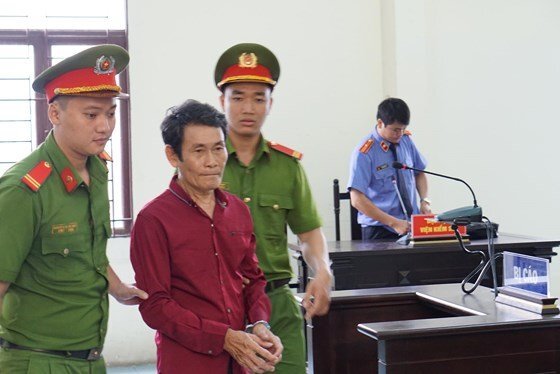 Lĩnh án 2 năm tù vì 'nựng' bé gái 7 tuổi