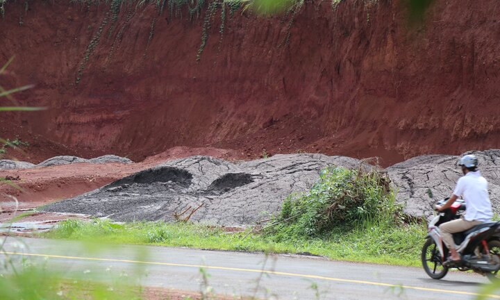 Xử lý nghiêm công ty đổ trộm hàng chục tấn chất thải Nhà máy Alumin Nhân Cơ