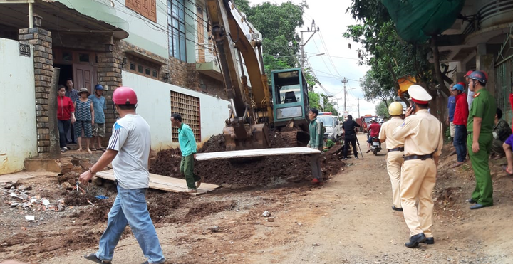 Trung tá công an ở Đắk Lắk bị xe ủi cán chết thương tâm