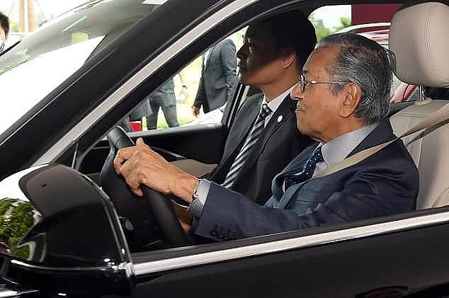 Thủ tướng Malaysia trực tiếp lái xe Vinfast ở Hà Nội