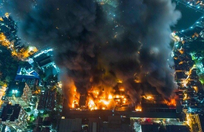 Hà Nội huy động kỷ lục 50 xe chữa cháy, nghìn người trắng đêm dập lửa tại Công ty Rạng Đông