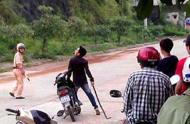 Người vi phạm đâm chiến sĩ CSGT ở Bình Phước bị thương