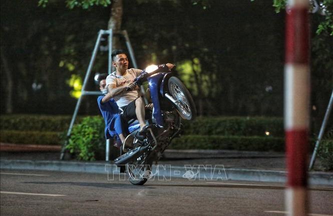 Video: 'Quái xế' đua xe quanh hồ Hoàn Kiếm