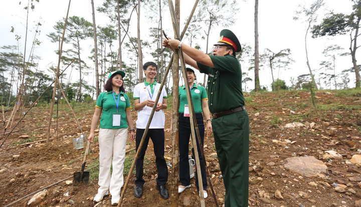 300 đại biểu tưởng nhớ Bác bằng việc trồng cây xanh tại Khu di tích K9