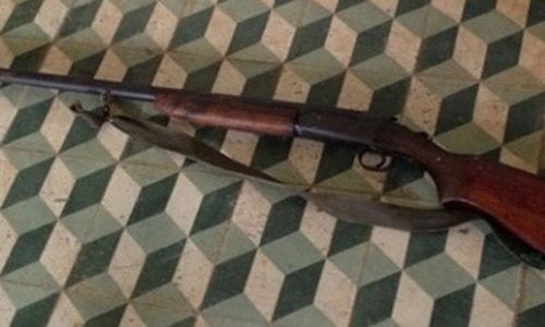 Bé trai 9 tháng tuổi người Lào bị anh trai bắn súng vào mặt