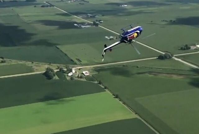 Phi công Mỹ biểu diễn màn lộn ngược trực thăng rồi rơi tự do nguy hiểm