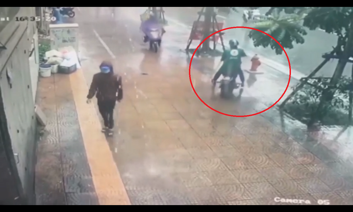 Clip: Mặc đồ Grab chở theo đồng bọn trộm xe SH trong vài giây