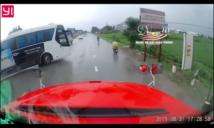 Clip: Xe khách chuyển hướng ẩu, tài xế container phanh cháy lốp để 'né'