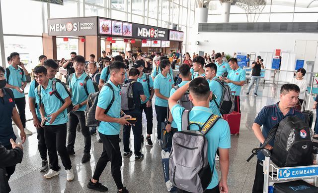 Tuyển Việt Nam lên đường sang Thái Lan
