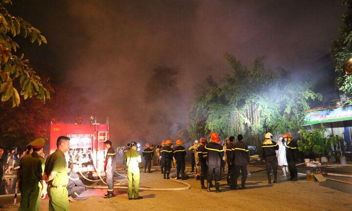 Clip: Xưởng đồ chơi ở Hà Nội cháy rừng rực trong ngày nghỉ lễ 2/9