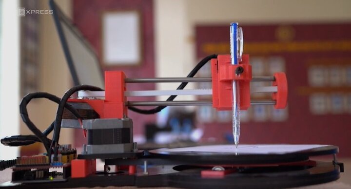 Video: Sinh viên chế tạo máy vẽ tranh tự động