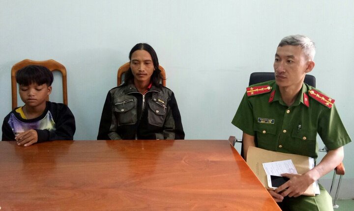 Công an bàn giao bé trai 13 tuổi tự chạy xe máy vượt 300km từ Kon Tum đến Đắk Lắk cho gia đình