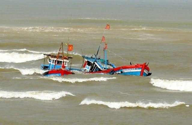 Tàu câu mực gặp nạn trên đường tránh bão, 44 ngư dân ‘đánh đu’ mạng sống giữa Trường Sa