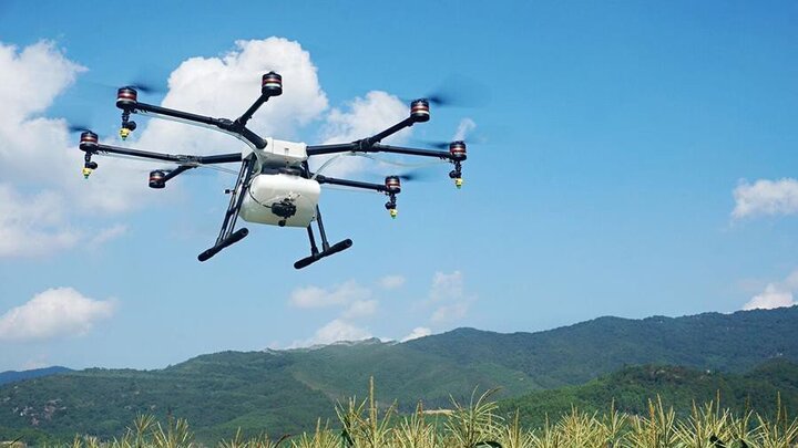 Nông dân Trung Quốc dùng máy bay không người lái diệt côn trùng gây hại