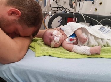 Bác sĩ cứu sống trẻ 12 ngày tuổi bằng cách ngâm đầu bé vào xô nước lạnh