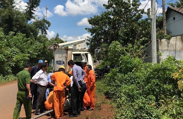 Bé trai ở Long An bị dây điện rơi trúng, giật chết thương tâm