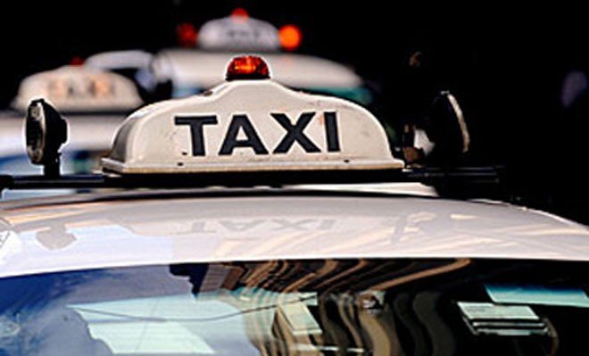 Khách đi taxi dí súng vào đầu tài xế để cướp xe