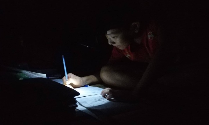 Nghị lực chinh phục con chữ của cậu bé 13 tuổi sống một mình ở nơi không có điện