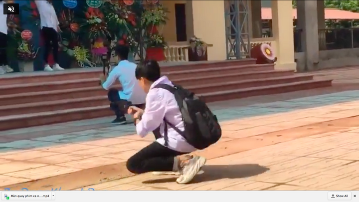 Cười nghiêng ngả với màn quay phim ca nhạc 'bất chấp' của nam sinh trong khai giảng