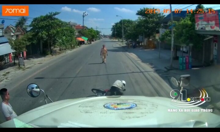 Video: Tài xế container phanh cháy đường cứu người đi xe máy