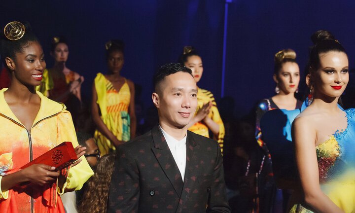 Siêu mẫu quốc tế diện nón dát vàng trình diễn bộ sưu tập 'S Viet' tại New York Couture Fashion Week
