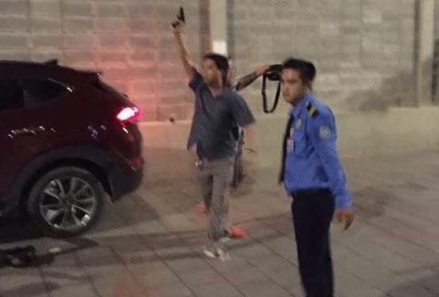 Người đàn ông lái ô tô đâm 2 người ở chung cư: Bảo vệ rút súng 'dẹp loạn'