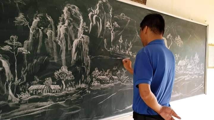 Thầy giáo Thanh Hoá gây sốt mạng nhờ tài năng vẽ tranh bằng phấn chỉ trong vài phút