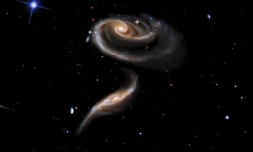 Video: Bông hồng vũ trụ do hai thiên hà tạo thành