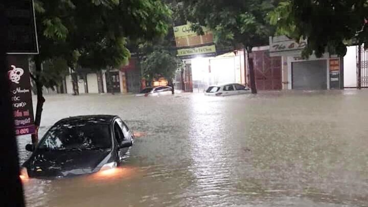 Clip: Mưa suốt đêm, TP.Thái Nguyên chìm trong biển nước