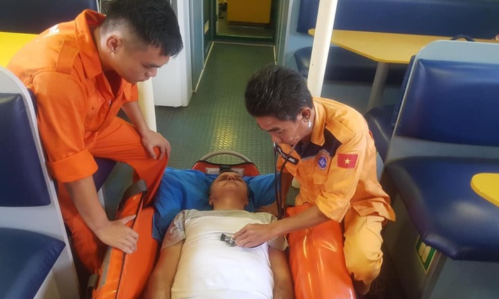 Cứu thuyền viên người nước ngoài bị bệnh nặng trên khu vực vùng biển Hoàng Sa