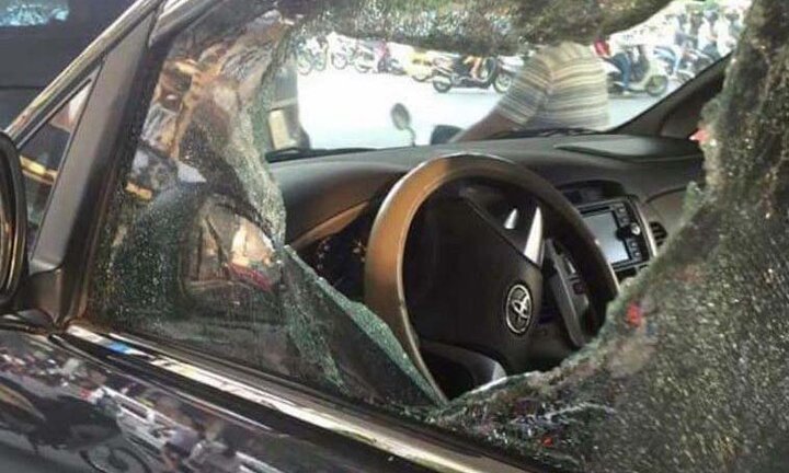 Lấn đường không được, nhà sư dùng gậy đập vỡ kính ôtô