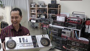 Chiêm ngưỡng bộ sưu tập gần 1000 chiếc radio cassette cổ tại Hà Nội