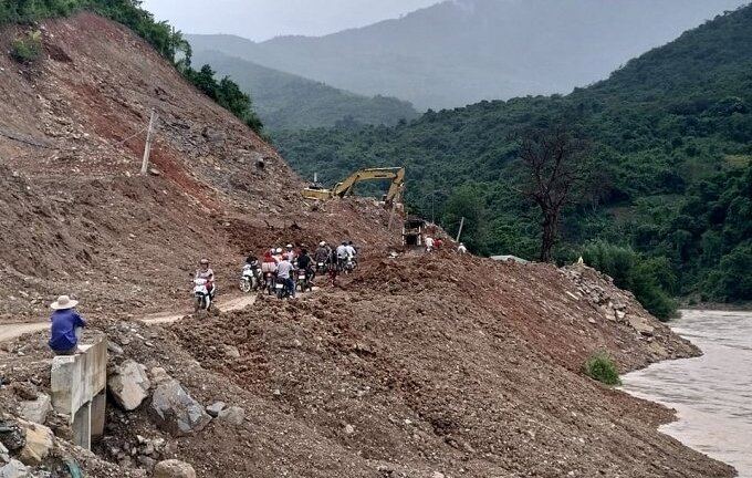 Thi công mở rộng đường, nhà thầu tự ý đổ đất thải xuống sông ở Nghệ An