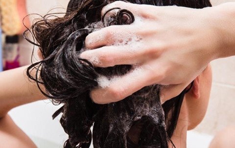 Làm theo video dạy cách diệt chấy trên mạng, người phụ nữ nguy kịch